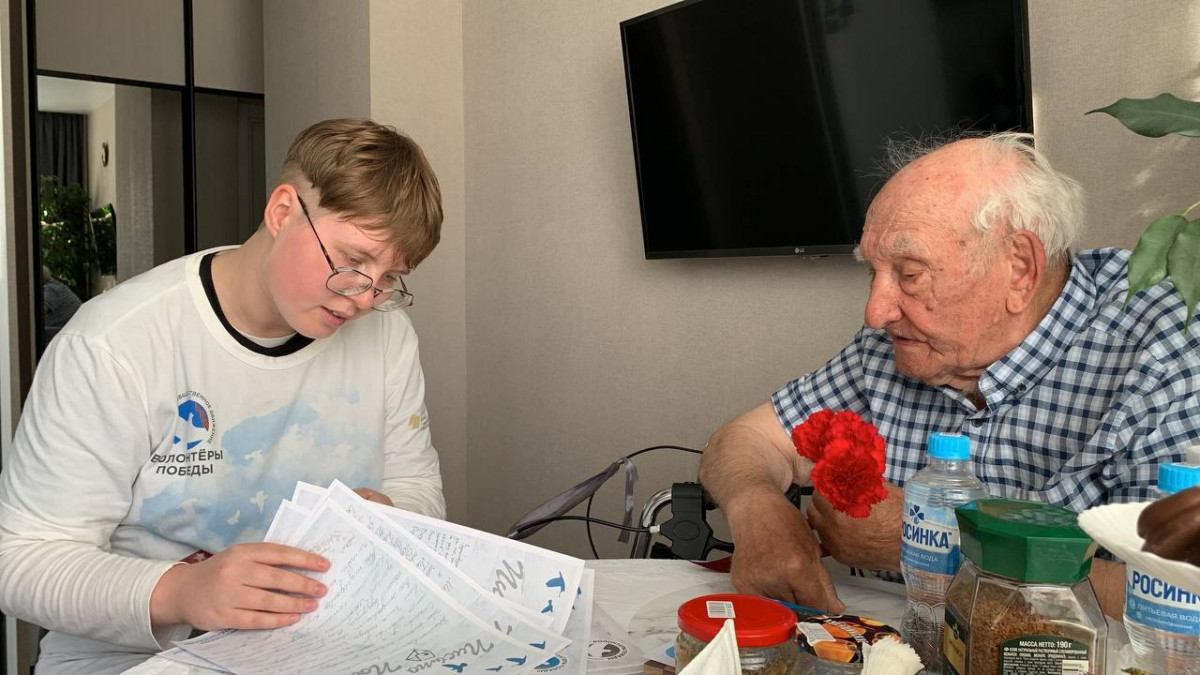 «Разговаривать с ветеранами мне интереснее, чем со сверстниками»: губернатор наградил студентку за общественную деятельность «Разговаривать с ветеранами мне интереснее, чем со сверстниками»: губернатор наградил студентку за общественную деятельность