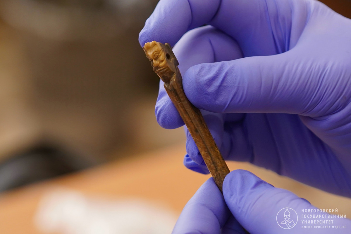 Голова в пасти зверя и топор для самых маленьких. Археологи НовГУ подвели итоги сезона-2025 Голова в пасти зверя и топор для самых маленьких. Археологи НовГУ подвели итоги сезона-2025