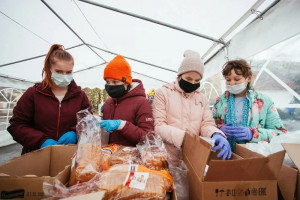 Студенты Новгородского университета стали волонтёрами социальной столовой на колёсах