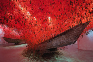Завёрнутые памятники и заплетённые лодки: Дарья Соколова о четырёх современных художниках-инсталляторах